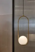 골드 오벌 펜던트 조명이 빛나는 감각적 디테일